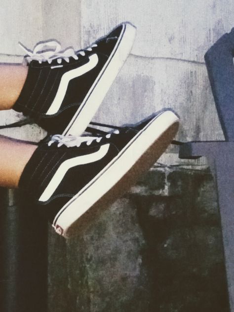 Old Skool Vans Outfit Aesthetic, Vans Old Skool Aesthetic, Vans Collection Aesthetic, Vans Photography, Worn Out Vans Aesthetic, Vans Shoes Outfit, Vans Aesthetic, Vans Old Skool Sneaker, Vans Shoes