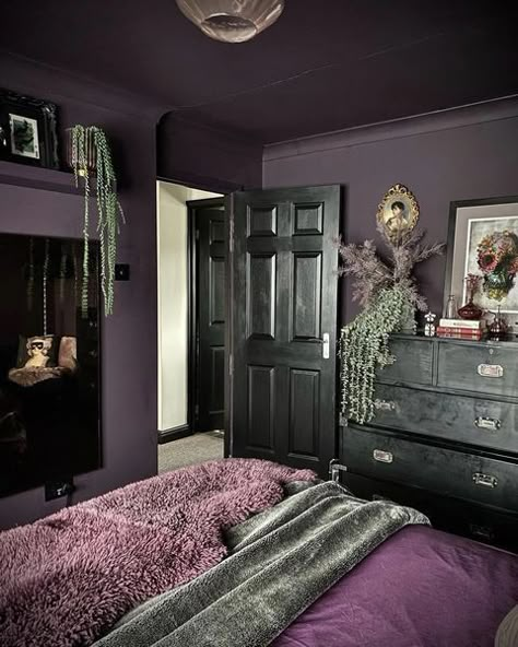 Gothic Basement Ideas, Kitchen Moody Modern, Dark Chic Decor, Gothic Living Room Paint Colors, Goth Purple Room, Eclectic Bedroom Inspirations, Dark Romantic Bedroom Decor, Dark Tone Bedroom, Cozy Goth Bedroom