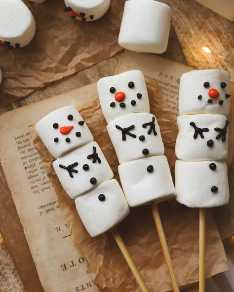 Snowman Marshmallow Stirrers for White Hot Chocolate | Jemma Loi Hot Chocolate Stirrers Diy, Winter Themed Treats, Marshmallow Stirrers, Snowman Themed Party, Marshmellow Snowman, Hot Chocolate Snowman, Snowman Marshmallows, Winter Marshmallows, Snowman Hot Chocolate