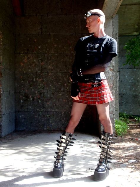 Hahaha...over the top but the micro skirt looks fine on a guy...https://es.pinterest.com/patagoniakid/ Alternative Fashion Skirts, Indie Outfits Alternative Fashion, Outfits Alternative, Boys In Skirts, Guys In Skirts, Men Wearing Skirts, Gender Fluid Fashion, Genderless Fashion, Dark Academia Fashion