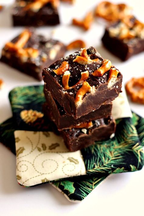 This Salted Dark Chocolate Pretzel Fudge combines smooth, rich chocolate, topped with buttery pretzels and a sprinkling of sea salt. Pretzel Fudge, Christmas Fudge, Caramel Toffee, Hot Chocolate Cookies, Peppermint Hot Chocolate, Fudge Easy, Chocolate Toffee, Fudge Recipes, Best Dessert Recipes