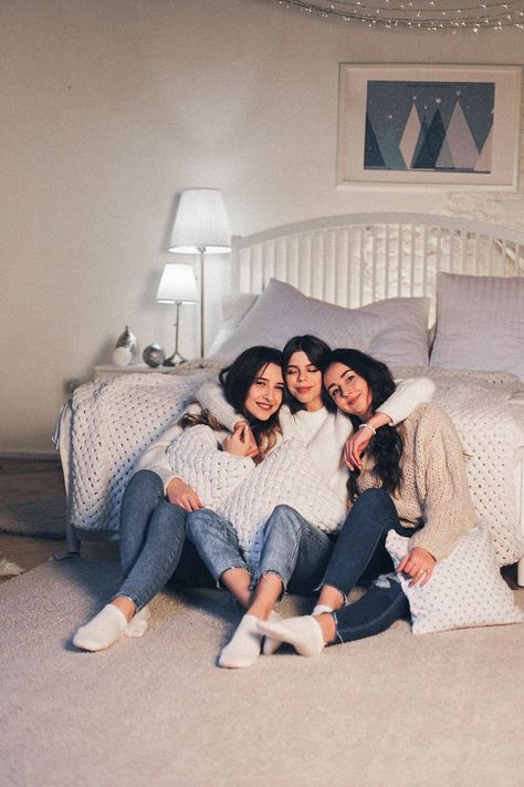 Indoor Friends Photoshoot, Bf Poses, Winter Shoot Ideas, Bestie Photoshoot, Indoor Birthday, Photos Bff, Sisters Photoshoot Poses, Winter Shoot, Sisters Photoshoot