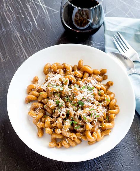 This Beef Broth Pasta with Parmesan is a hearty and warming pasta dish that tastes like you have been cooking for hours but is ready in 20 minutes. The pasta is cooked like a risotto, slowly adding broth/stock until the pasta is tender, giving it great depth of flavor and an almost creamy texture. Garnished with plenty of parmesan this is Italian comfort at it’s very best. Add a side salad or some steamed veggies and some garlic bread for a quick family meal. Pasta Beef Recipes, Beef Broth Pasta, Pasta With Beef, Pasta With Onions, Homemade Beef Broth, Pasta Beef, Onion Pasta, Easy Pasta Sauce, Quick Family Meals