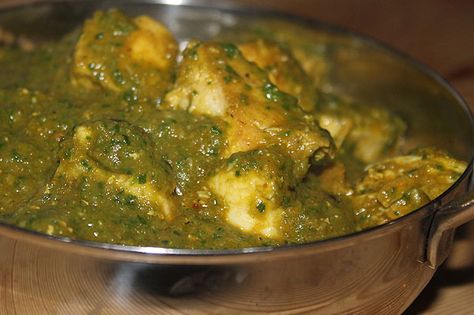 My all-time FAVE Indian dish: Chicken Sagwala (served on a bed of rice)! Click on pic for the recipe. Saag Chicken, Chicken Saag, Palak Chicken, Pork Vindaloo, Saag Recipe, Homemade Naan Bread, Spinach Curry, Indian Chicken, Pakistani Food