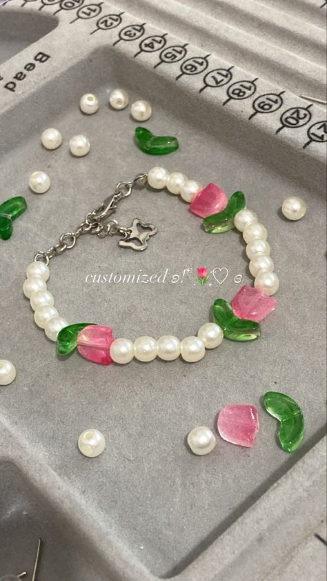 Tulip Beads Bracelet, Tulip Bracelet, Manik Manik, Easy Jewelry, Bracelet Craft Diy, Diy Friendship Bracelets Patterns, Beading Jewelery, Bead Charms Diy, Beaded Necklace Diy