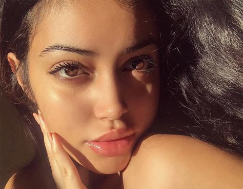 Heart Face Eyebrows, Small Eyebrows Aesthetic, Straight Small Nose, Small Nose Front View, Clear Skin Forehead, Big Nose Small Lips, Cindy Kimberly No Makeup, Nose Inspo Front View, Big Brown Eyes Aesthetic