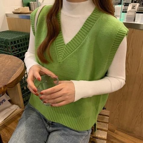 Turtle Neck Outfit Aesthetic, Green Sweater Vest, Sweater Sleeveless, Slim Vest, Autumn Sweater, Green Turtle, Layering Outfits, Trendy Outfit, Casual Vest