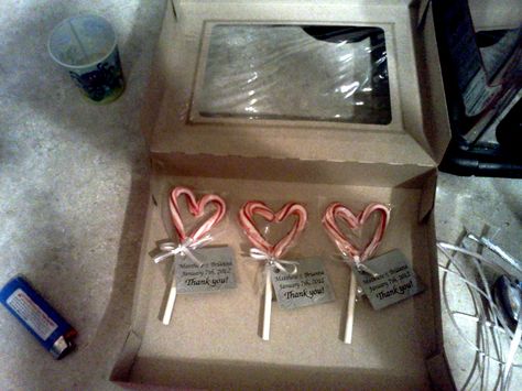 Wedding favors: Take baby candy canes, put on tray in oven for 2 mins and push them together to form a heart <3 Candy Cane Wedding Favors, Candy Cane Favors, Candy Cane Wedding, Baby Candy, Mistletoe Kiss, Marrying My Best Friend, Favors Wedding, Theme Wedding, Christmas Candy Cane