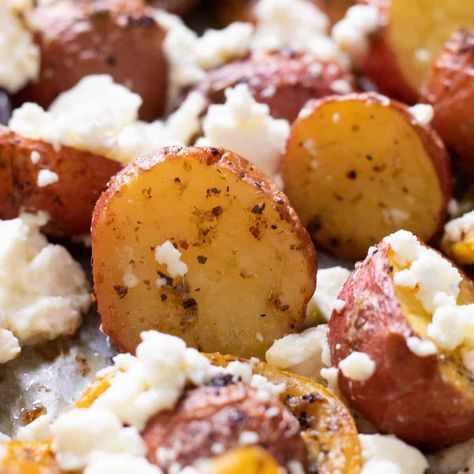 Greek Potatoes with Lemon & Feta Cheese - always use butter Greek Feta Potatoes, Feta Roasted Potatoes, Lemon Feta Potatoes, Yukon Potato Recipes, Feta Potatoes, Roasted Greek Potatoes, Smashed New Potatoes, Baby Potato Recipes, Lemon Basil Chicken