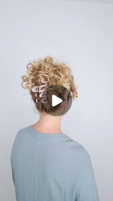 Charlotte Elisabeth on Instagram: "➰️Easy Hairstyle➰
°
°
°
°
°
Just an easy, basic hairstyle that you can wear all day every day😉! 

⤵️Do you like clawclip hairstyles? 
Let me know in the comments ❤️ 

#curly #curls #curlygirl #hairstyleoftheday #curlyhaired #curlyhair #curlyhairstyles #curlyhairstyle #curlyhairtips #hairstyles #curlyhairtutorial #curlyhaircommunity  #hairvideos  #curlyhaircare #cachos #curlyupdo #rizos" Basic Hairstyles, Curly Hair Tutorial, Curly Updo, Easy Hairstyle, Haircut And Color, Curly Hair Care, Curly Hair Tips, Curly Girl, Hair Videos