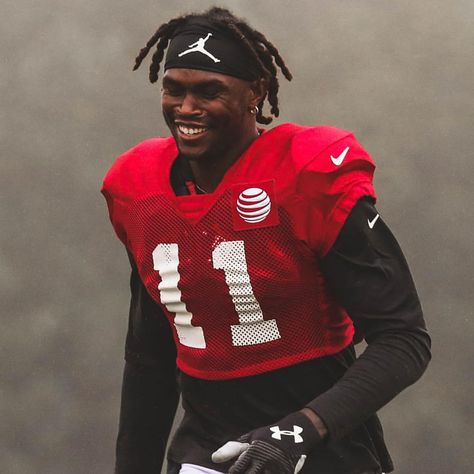 Julio brought the dreads back for 2018 😤 Julio Jones Falcons, Julio Jones, Nba Players, Atlanta Falcons, Nba, Atlanta, Nfl, Sports Jersey, Bring It On