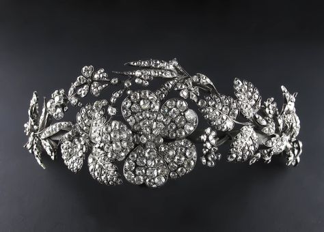 History of Famous Jewels and Collections: Italian Royal gifts Italian Royal Jewels, Royal Gifts, Floral Tiara, Diamond Tiara, Gift Post, Jewels Rings, Family Tradition, Royal Jewels, Silver Tops