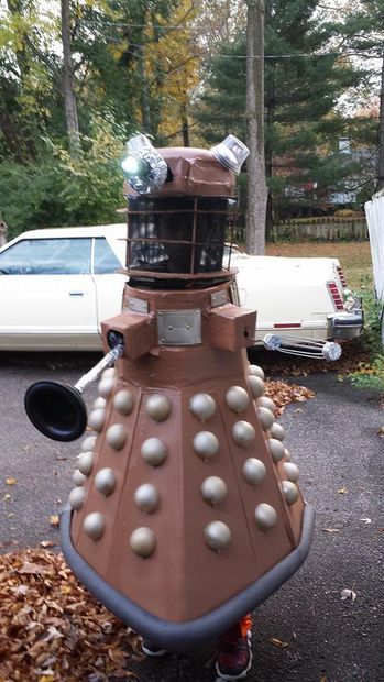 My 10 year old son said, "Mom, a Tardis is too simple. No one believes I can make a Dalek, so I will make a Dalek."We couldn't find a template online so... Doctor Who Halloween, Dalek Costume, Cardboard Costumes, Doctor Who Birthday, Blue Highlighter, Cardboard Costume, Doctor Who Cosplay, Arm Painting, Led Stick