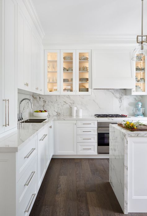 White Luxury Kitchen Backsplash Ideas with Marble and White Cabinets  Here we have another monochromatic kitchen that features white shaker cabinets and a white marble slab backsplash. White On White Kitchen, White Kitchen Marble Backsplash, White Luxury Kitchen, Monochromatic Kitchen, Kitchen Slab, Marble Backsplash Kitchen, Amazing Kitchens, Vision Design, White Marble Kitchen