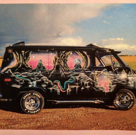 Painted Vans Car, 70s Van Interior, Hippie Van Interior, Combi Hippie, Van Pictures, Custom Van Interior, Boogie Van, Hippie Vans, Old Van