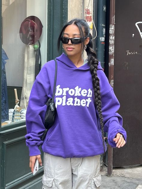 Purple Hoodie Outfit Aesthetic, Purple Tops Aesthetic, Purple Crewneck Outfit, Purple Hoodie Outfit, Women's Streetwear Fashion Winter, Purple Sweater Outfit, Invierno Aesthetic, Winter Streetwear Outfits, Black Women Streetwear