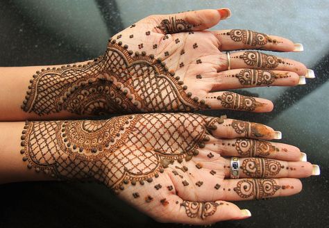 Mehndi - Wikipedia Marwari Mehndi Design, What Is Henna, Henna Tattoo Diy, Henna Hand Designs, Wedding Henna Designs, Indian Henna Designs, Tattoo Diy, Indian Henna, Tato Henna