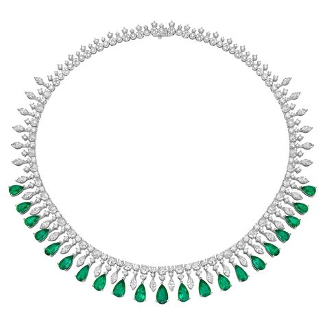 Sunflower Emeralds par Sunita Nahata Fine Design. Cette collection présente des émeraudes d'un vert éclatant serties sur un lit de diamants blancs éblouissants en or blanc. Il s'agit d'un collier de mariage délicat et délicat, mais qui dégage un aspect glamour et luxueux. Collier d'émeraudes en or blanc 18 carats avec diamant. Émeraude : 1,10 carat, taille 9,90X5,70X3,60mm, forme poire. Émeraude : 1.05 carat, 9.10X5.00X4.40mm, forme poire. Émeraude : 1.03 carat, 9.10X5.00X4.00mm, forme poire. Ém Emerald Diamond Set, Green Diamond Necklace, Minimalist Accessories Jewellery, Color Stone Jewelry, Delicate Diamond Necklace, Jewelry Moodboard, Color Stones Jewelry, 2024 Jewelry, Bridal Necklaces