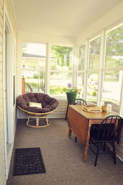 Enclosed Front Porch with dropleaf table. To think a front porch could be a nice… Cozy Sunroom Decorating Ideas, Comfy Farmhouse, Farmhouse Sunroom, Sunroom Makeover, Cozy Sunroom, Comfy Decor, Small Sunroom, Balkon Decor, Sunroom Furniture