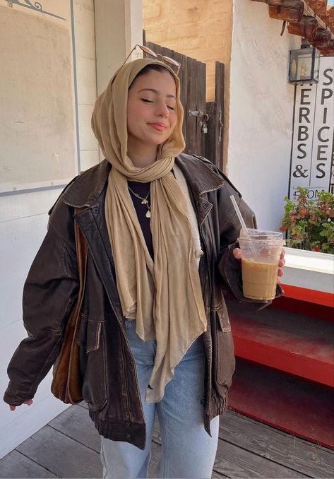 Midsize Hijab Outfit, Cool Hijab Outfit, Hijabi Winter Fits, Hijabi Winter Outfits Casual, Keffiyeh Outfit, Fall Hijabi Outfits, Fall Hijab Outfits, Christian Veiling, Winter Hijab Outfits