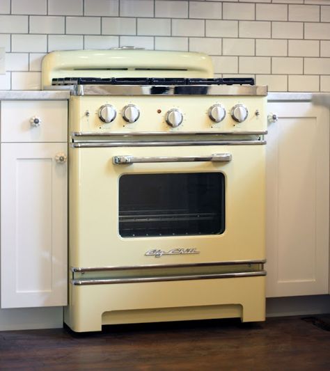 kitchen Big Chill Appliances, Retro Oven, Retro Stove, Celebrity Kitchens, Modern Stoves, Vintage Kitchen Appliances, Retro Appliances, Vintage Stoves, Vintage Appliances