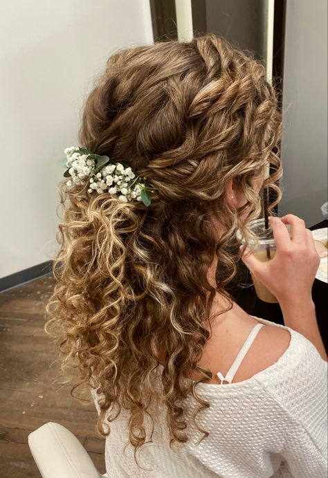 Curly Hair Wedding, Bridesmaid Hair Curly, Curly Bridal Hair, Hair Half Up Half Down, Curly Wedding Hair, Prom Hair Down, Bridesmaid Hair Half Up, Half Up Half Down Hairstyles, Hair Half Up