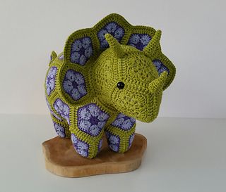 Ravelry: junmer's Plod triceratops African Flower Triceratops, Crochet Triceratops, African Flower Crochet Animals, Crochet African Flowers, Granny Square Haken, Crochet Mignon, Confection Au Crochet, Crochet Dinosaur, African Flowers