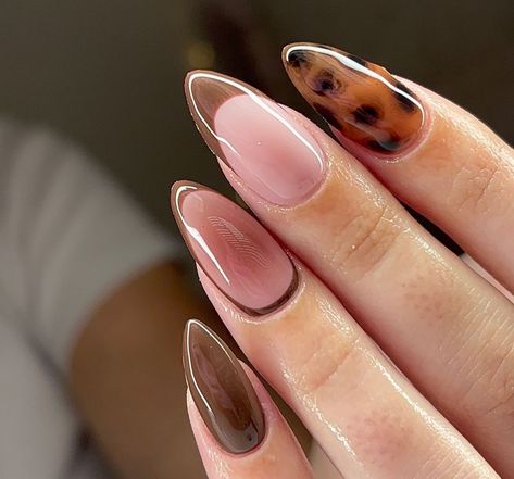 Fall Nails Gel X Almond, Fall Nail Designs Tortoise, Fall Airbrush Nails, Nude Nails Design Ideas, Simple Nail Inspo Trendy, Simple Neutral Nail Designs, Mocha Nails Design, Simplistic Nails, Brown And Pink Nails