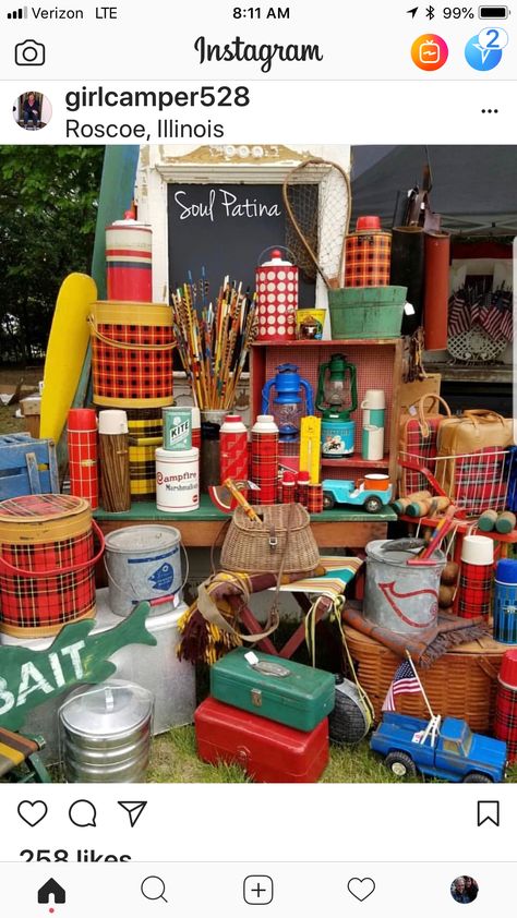 Lake Cabin Decor, Antique Booth Ideas, Fishing Cabin, Vintage Thermos, Vintage Picnic, Lake Decor, Vintage Cabin, Camp Style, Camping Decor