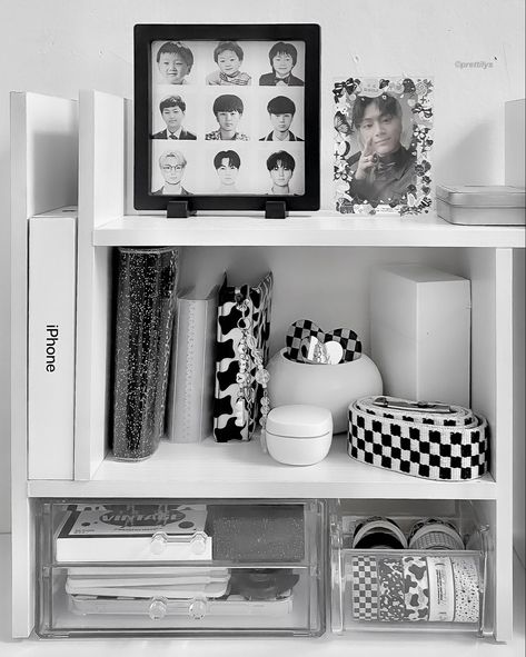 White Aesthetic Desk, Kpop Collection Aesthetic Room, Study Desk Decor, Aesthetic Desk, Room Redesign, Room Desk, Minimalist Room, White Desks, Room Design Bedroom