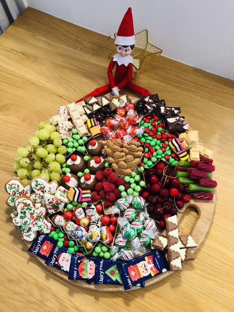 Christmas Lolly Platter, Elf On The Shelf Charcuterie Board, Christmas Dessert Platter, Xmas Brunch, Graze Board, Christmas Snacks Easy, Dessert Boards, Grazing Boxes, Christmas Spread