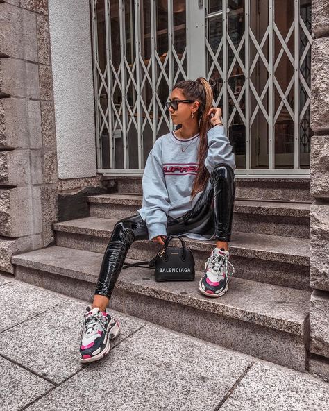 Balenciaga Triple S Outfit, Triple S Outfit, Style Balenciaga, Girl Fashion Style, Shoes Sport, Woman Style, Women Bags Fashion, Balenciaga Triple S, Cute Comfy Outfits