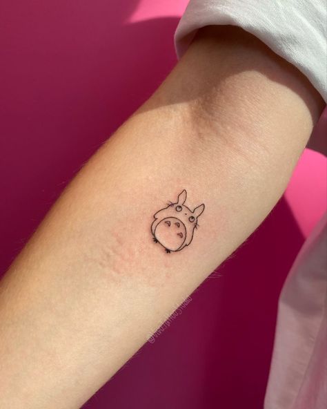 Hamster Tattoo Minimalist, Ghibli Tattoo Minimalist, Studio Ghibli Tattoo Ideas, Kodama Tattoo, Elegance Tattoo, Tatuaje Studio Ghibli, Feminine Tattoo Ideas, Studio Ghibli Tattoo, Ghibli Tattoo