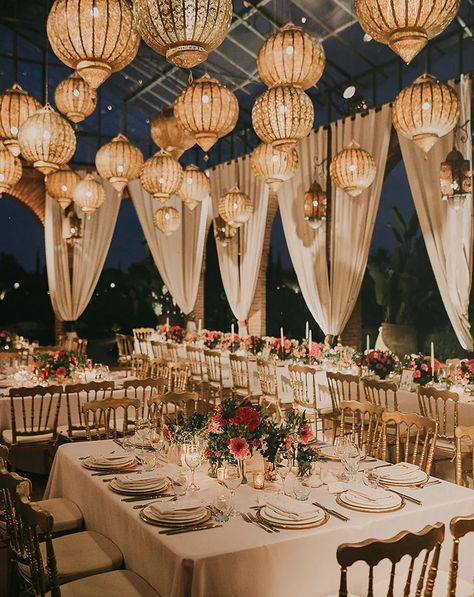 Moroccan Wedding Decor, Aladdin Wedding, Lantern Decor Wedding, Moroccan Theme, Turkish Wedding, Arab Wedding, Boda Mexicana, Moroccan Wedding, Moroccan Lanterns