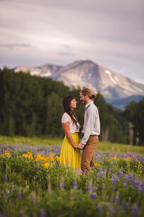 Engagement Photos In Wildflowers, Engagement Photoshoot Mountains, Engagement Photos Wildflowers, Engagement Photos Colorful, Wildflower Engagement Photos, Romantic Engagement Photos, Mountain Bride, Fabulous Wedding, Photographs Ideas