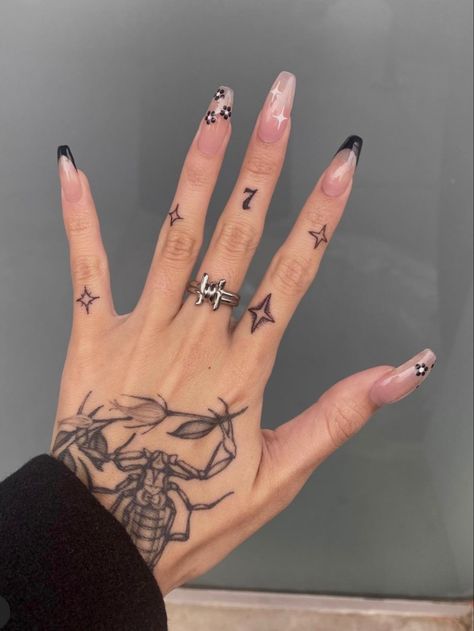 Tattoos Finger, Rose Drawing Tattoo, Pretty Hand Tattoos, Omerta Tattoo, Skeleton Hand Tattoo, Incredible Tattoos, Finger Tattoo, Small Hand Tattoos, Tattoo Style Drawings