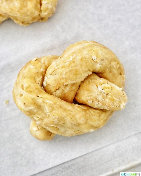 Dog Pretzel Treats, Dog Pretzels, Homemade Dog Treat Recipes, Pretzel Dogs, Pretzel Recipe, Pretzel Treats, Pretzel Cheese, Homemade Pretzels, Dog Pop