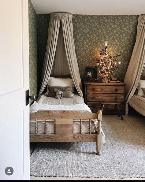 Cottage Girls Bedroom, Victorian Kids Room, Old House Bedroom, Vintage Girls Bedroom, Traditional Kids Bedroom, Girls Bedroom Vintage, Cottage Style Bedroom, Vintage Kids Room, Kids Rooms Inspo