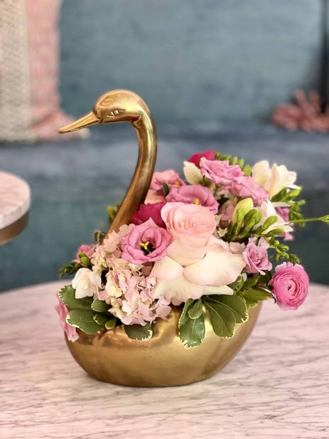 A Swan Themed Baby Shower Birth Of Venus Baby Shower Theme, Swan Baby Shower Ideas, Swan Decorations Party, Swan Party Decorations, Swan Theme Baby Shower Centerpieces, Swan Princess Centerpieces, Swan Baby Gifts, Swan Baby Shower, Pastel Baby Shower