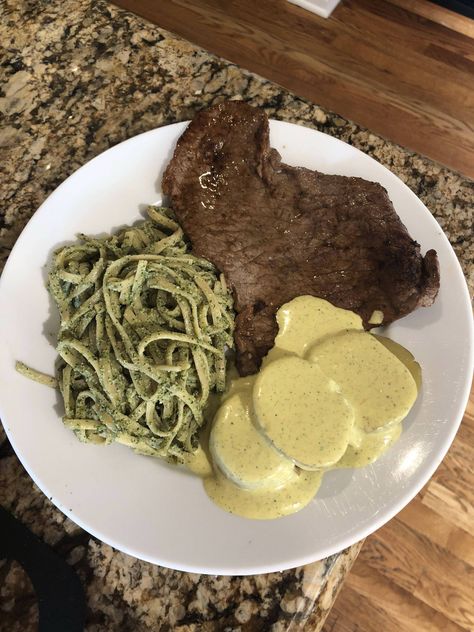 [homemade] tallarines verdes steak and papa a la huancaina (Peruvian night) Night Food, Food Images, The Hub, Street Food, Steak, Nutrition, Healthy Recipes, Ethnic Recipes