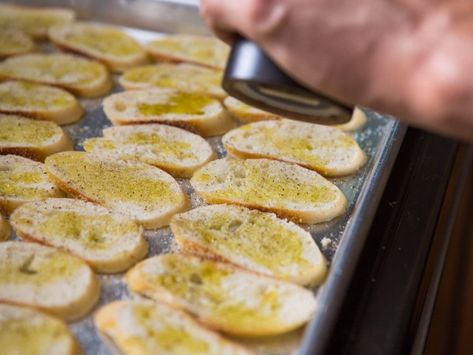 These Toasted Baguette Croutons Are Better Than Most Crackers Baguette Croutons, Baguette Toast, Homemade Baguette, Toasted Crackers, Melba Toast, Toasted Baguette, Baguette Recipe, Crackers Recipe, Baguette Bread