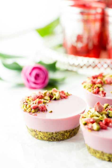 Pistachio, cardamom and strawberry bliss ball mixture used as a cheesecake base. Desserts Winter, Desserts Fancy, Pistachio Cardamom, Desserts Simple, Cheesecake Base, Strawberry Bliss, Desserts Pastry, Desserts Summer, حلويات عربية