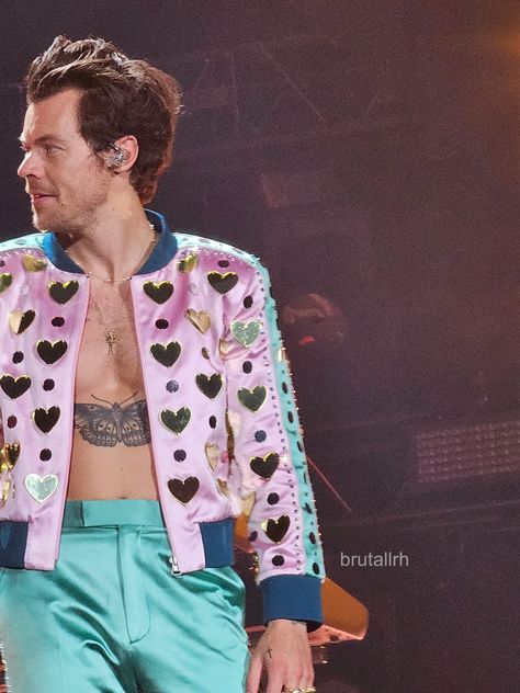 HL Daily On Tour on Twitter: "Harry Styles, live from Johan Cruijff ArenA. #LoveOnTourAmsterdam #Night3 6.6.23 📸: brutallrh https://t.co/a6VvT6piPC" / Twitter Uk Boys, Harry Styles Songs, Harry Styles Outfit, Harry Styles Smile, Harry Styles Tour, Harry Styles Concert, Harry Styles Live, Harry Styles Cute, Harry Styles Wallpaper