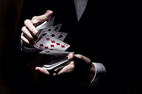 Study: Magicians’ priming techniques are effective at influencing choice | Ars Technica Poker Cheat Sheet, Magician Aesthetic, Poker How To Play, Six Of Crows Aesthetic, Dogs Playing Poker, All The Bright Places, Poker Party, Poker Set, Sleight Of Hand