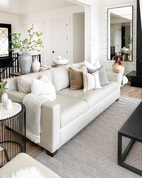 White Leather Sofas, Leather Sofa Living Room, Living Room Colors, Living Room Inspo, Home Design Decor, Home Style, Couches Living Room, Room Colors, Living Room Sets