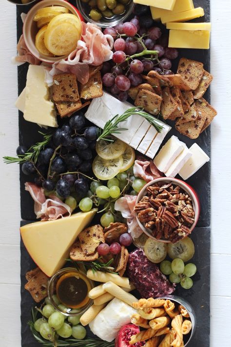 The ultimate step by step guide to build the best cheese board with Trader Joes products Decorações Com Comidas, Charcuterie Platter, Charcuterie Cheese, Charcuterie And Cheese Board, Best Cheese, Cheese Platters, Meat And Cheese, Trader Joe, Food Platters