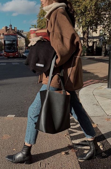 Bucket Bag Street Style, Bag Street Style, Street Style 2022, 90s Street Style, Fall Chic, Capsule Outfits, Chill Outfits, Bags Aesthetic, 가을 패션