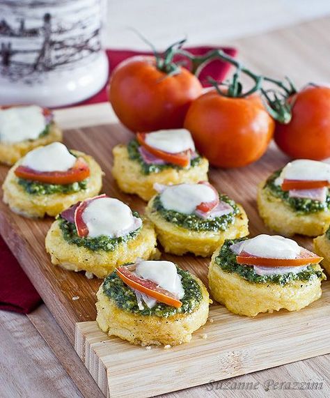 Pesto, Mozzarella Polenta Appetizers..These would be really easy using the logs of polenta already made. Polenta Appetizer, Polenta Bites, Pesto Mozzarella, Polenta Recipes, Tomato Mozzarella, Snacks Für Party, Low Fodmap, Polenta, Yummy Appetizers