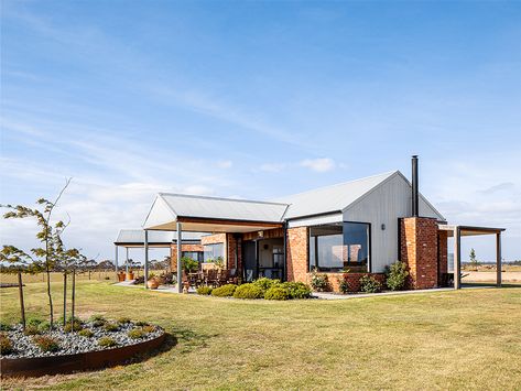 Rural Architecture, Recycled Brick, Passive Solar Design, Sustainable Building, Solar Design, Casa Country, Passive House, Shed Homes, Barn Style House