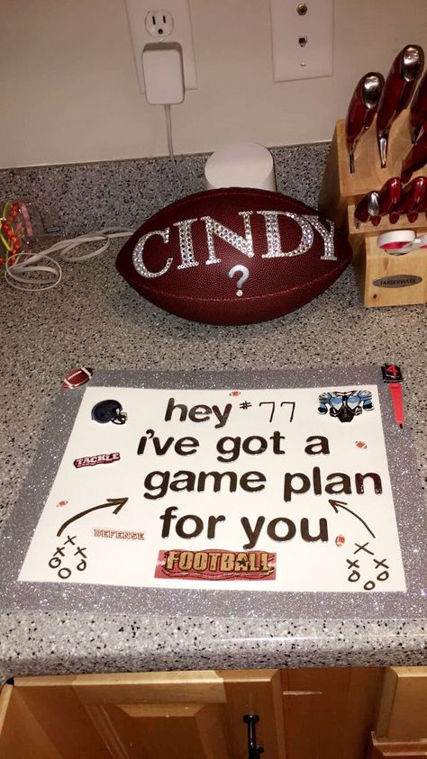 Football Proposal, Sadie Hawkins Proposals, Football Promposal, Creative Prom Proposal Ideas, Sadies Proposal, Cute Hoco Proposals, Funny Prom, Disney Prom, Prom Posters